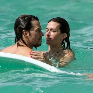 Mark Wahlberg en vacances à la plage avec sa femme Rhea Durham à la Barbade le 17 octobre 2016.