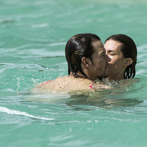 Mark Wahlberg en vacances à la plage avec sa femme Rhea Durham à la Barbade le 17 octobre 2016.