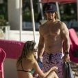 Mark Wahlberg en vacances à la plage avec sa femme Rhea Durham à la Barbade le 17 octobre 2016.