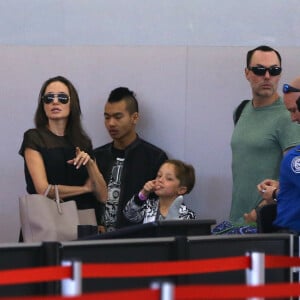 Angelina Jolie arrive à l'aéroport JFK de New York pour prendre un vol pour Los Angeles avec ses enfants Knox-Leon et Maddox le 21 juin 2016.