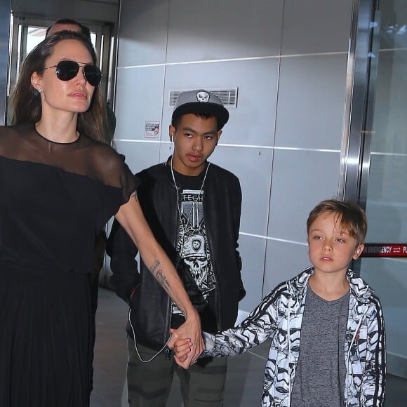 Angelina Jolie arrive à l'aéroport JFK de New York pour prendre un vol pour Los Angeles avec ses enfants Knox-Leon et Maddox le 21 juin 2016.