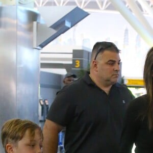 Angelina Jolie avec ses enfants Knox Leon Jolie-Pitt et Maddox Jolie-Pitt arrivent à l'aéroport JFK de New York le 17 juin 2016.