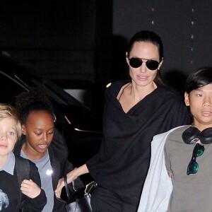 Angelina Jolie arrive avec ses enfants Pax, Shiloh et Zahara à l'aéroport de LAX à Los Angeles pour prendre l’avion, le 7 mars 2016