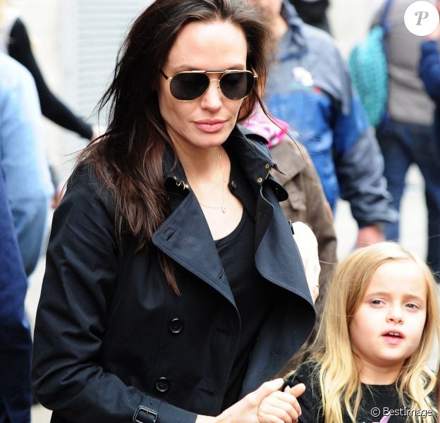 Exclusif - Premières photos à Londres d'Angelina Jolie et ses enfants, Shiloh, Vivienne, Zahara et Knox qui sont allés voir la comédie musicale "Wicked" le 5 September 2015.