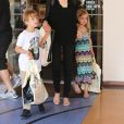 Angelina Jolie est allée faire du shopping avec ses enfants Knox et Vivienne dans une libraire à Studio City, le 19 juillet 2015
