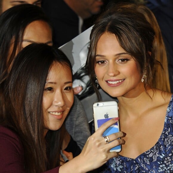 Alicia Vikander - Première du film "Une vie entre deux océans" au Curzon Mayfair à Londres. Le 19 octobre 2016