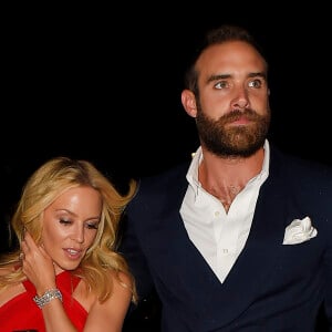 Kylie Minogue et son compagnon Joshua Sasse se rendent au Wolseley à Londres, le 30 juin 2016.