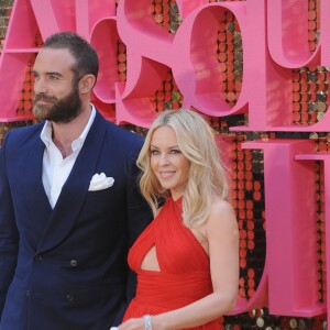Kylie Minogue et son compagnon Joshua Sasse lors de la première mondiale du film "Absolutely Fabulous: The Movie" à Londres, le 29 juin 2016.