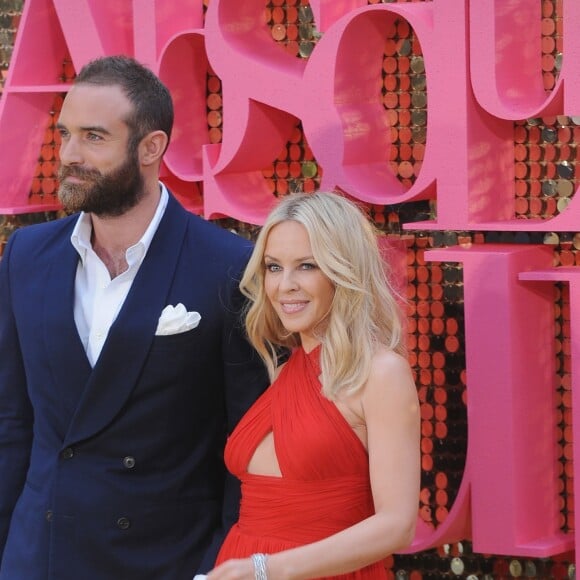 Kylie Minogue et son compagnon Joshua Sasse lors de la première mondiale du film "Absolutely Fabulous: The Movie" à Londres, le 29 juin 2016.