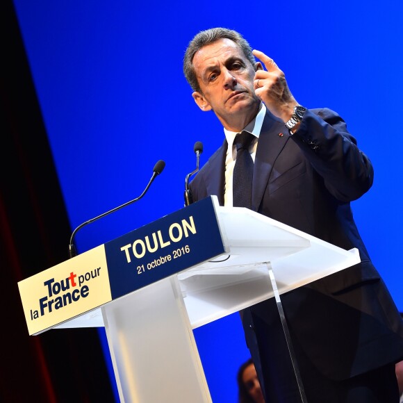 Carla Bruni-Sarkozy durant un meeting de Nicolas Sarkozy au Palais des Congrès Neptune à Toulon, France, le 21 octobre 2016, pour la campagne des primaires des Républicains en vue de l'élection présidentielle de 2017. © Bruno Bebert/Bestimage