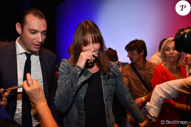 Carla Bruni-Sarkozy durant un meeting de Nicolas Sarkozy au Palais des Congrès Neptune à Toulon, France, le 21 octobre 2016, pour la campagne des primaires des Républicains en vue de l'élection présidentielle de 2017. © Bruno Bebert/Bestimage
