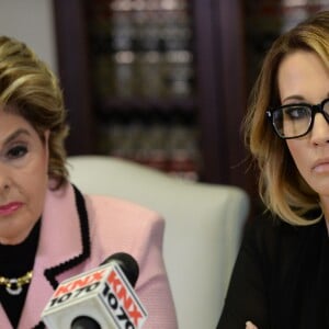 L'avocate Gloria Allred et l'ex-porn star Jessica Drake à une conférence de presse à Los Angeles, le 22 octobre 2016. Elle y a faite des révélations sur le passé de Donald Trump.