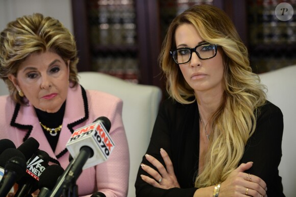 L'avocate Gloria Allred et l'ex-porn star Jessica Drake à une conférence de presse à Los Angeles, le 22 octobre 2016. Elle y a faite des révélations sur le passé de Donald Trump.