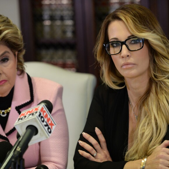 L'avocate Gloria Allred et l'ex-porn star Jessica Drake à une conférence de presse à Los Angeles, le 22 octobre 2016. Elle y a faite des révélations sur le passé de Donald Trump.