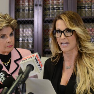 L'avocate Gloria Allred et l'ex-porn star Jessica Drake à une conférence de presse à Los Angeles, le 22 octobre 2016. Elle y a faite des révélations sur le passé de Donald Trump.