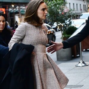 Exclusif - Natalie Portman en pleine forme et enceinte à New York le 16 octobre 2016.