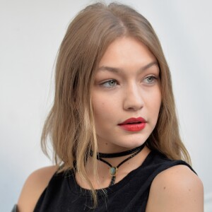 Exclusif - Gigi Hadid en backstage du défilé Giambattista Valli prêt à porter collection printemps été 2017 à Paris le 3 octobre 2016.  Exclusive - For Germany please call for price. No Web No Blog en Suisse / Belgique Model Gigi Hadid at the backstage of Giambatista Valli's fashion show RTW spring summer 2017 in Paris on october 3rd 201603/10/2016 - Paris