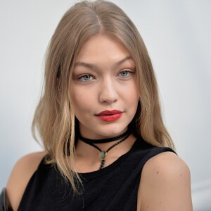 Exclusif - Gigi Hadid en backstage du défilé Giambattista Valli prêt à porter collection printemps été 2017 à Paris le 3 octobre 2016.