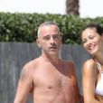 Eros Ramazzotti avec sa femme Marica Pellegrinelli au bord de la piscine d'un hôtel à Miami, le 12 octobre 2016.