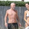 Eros Ramazzotti avec sa femme Marica Pellegrinelli au bord de la piscine d'un hôtel à Miami, le 12 octobre 2016.
