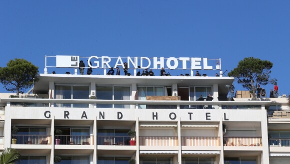 Exclusif - Tournage du film policier "36 Heures à tuer", le nom provisoire du prochain film de Tristan Aurouet, à Cannes, sur le toit du Grand Hotel, le 11 février 2014.