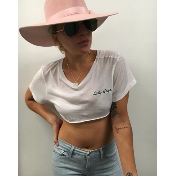 Lady Gaga dévoile son nouveau tatouage, "Joanne".
