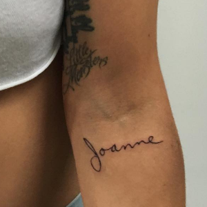 Lady Gaga dévoile son nouveau tatouage, "Joanne".