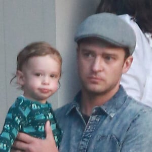 Exclusif -  Justin Timberlake et sa femme Jessica Biel sortent de chez eux avec leur fils Silas Randall Timberlake à Los Angeles, Californie, Etats-Unis, le 6 août 2016.