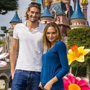 Camille Lacourt et Valérie Bègue à Disneyland paris le 12 avril 2015.