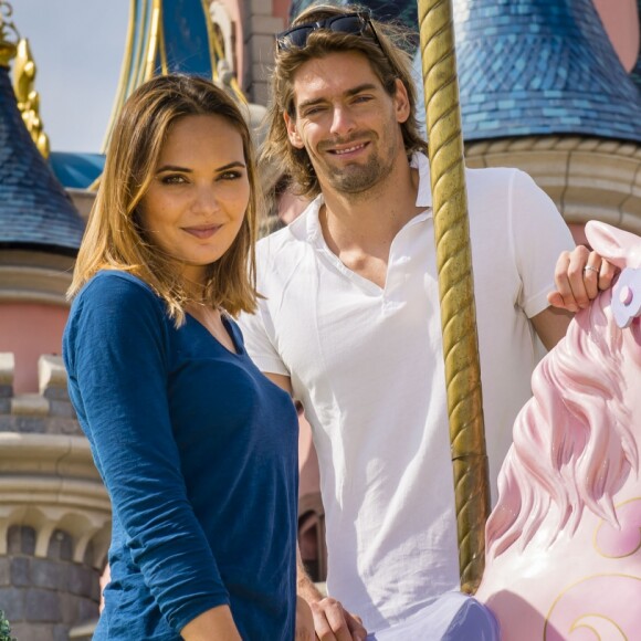 Camille Lacourt et Valérie Bègue à Disneyland paris le 12 avril 2015.