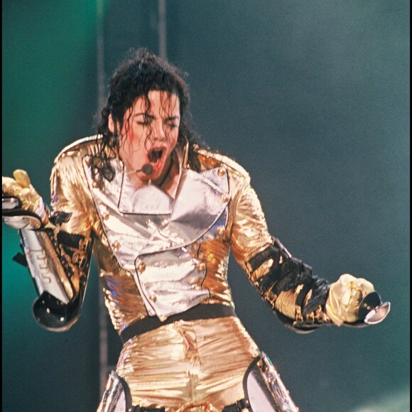 Michael Jackson en concert à Londres le 16 juillet 1997, dans le cadre de sa tournée, l'"History World Tour".