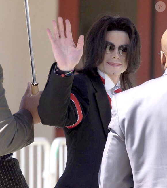 Michael Jackson arrive au tribunal de Santa Barbara dans le cadre de son procès pour pédophilie le 29 mars 2005.