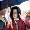 Michael Jackson quitte le tribunal de Santa Barbara dans le cadre de son procès pour pédophilie le 28 avril 2005.