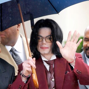 Michael Jackson quitte le tribunal de Santa Barbara dans le cadre de son procès pour pédophilie le 28 avril 2005.