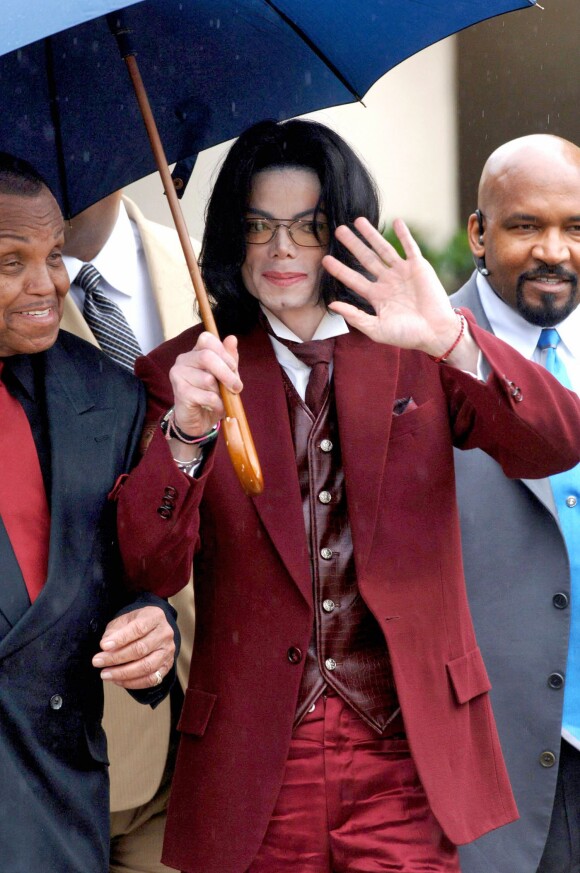 Michael Jackson quitte le tribunal de Santa Barbara dans le cadre de son procès pour pédophilie le 28 avril 2005.