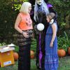 Tori Spelling enceinte et sa fille Stella déguisées pour Halloween à leur domicile de Los Angeles, le 25 octobre 2016