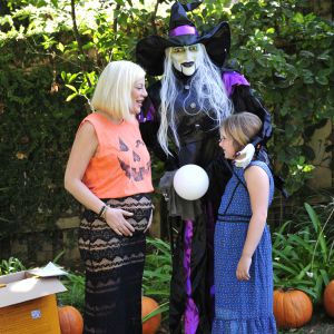 Tori Spelling enceinte et sa fille Stella déguisées pour Halloween à leur domicile de Los Angeles, le 25 octobre 2016