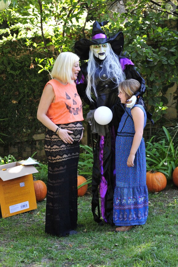 Tori Spelling enceinte et sa fille Stella déguisées pour Halloween à leur domicile de Los Angeles, le 25 octobre 2016