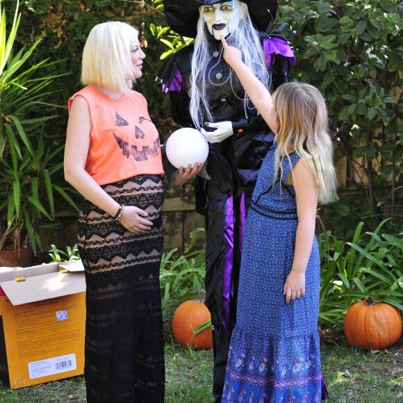 Tori Spelling enceinte et sa fille Stella déguisées pour Halloween à leur domicile de Los Angeles, le 25 octobre 2016