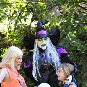 Tori Spelling enceinte et sa fille Stella déguisées pour Halloween à leur domicile de Los Angeles, le 25 octobre 2016