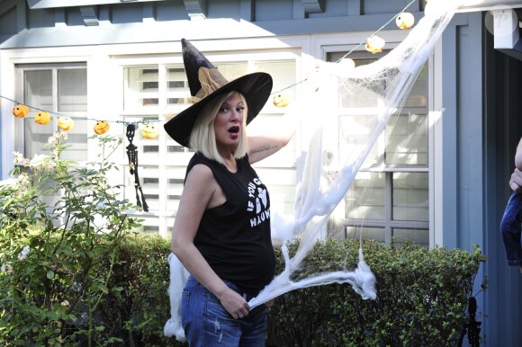 Tori Spelling enceinte décore son domicile de Los Angeles avec son mari Dean McDermott et leur fils Finn, le 23 octobre 2016