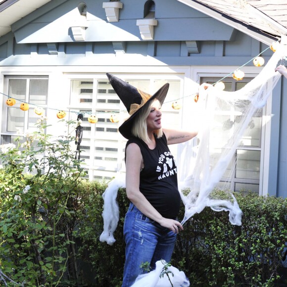 Tori Spelling enceinte décore son domicile de Los Angeles avec son mari Dean McDermott et leur fils Finn, le 23 octobre 2016