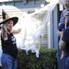 Tori Spelling enceinte décore son domicile de Los Angeles avec son mari Dean McDermott et leur fils Finn, le 23 octobre 2016