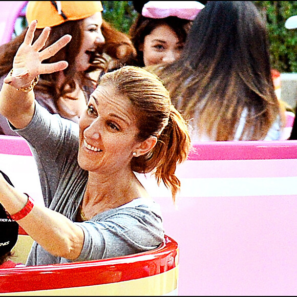Exclusif - La chanteuse Céline Dion et ses fils Nelson et Eddy font des tours de manège au Disneyland d'Anaheim en Californie le 15 octobre 2015.