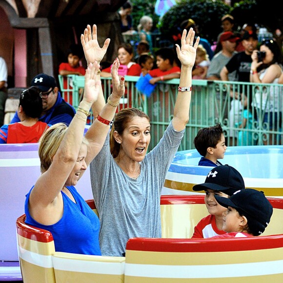 Exclusif - La diva Céline Dion et ses fils Nelson et Eddy font des tours de manège au Disneyland d'Anaheim en Californie le 15 octobre 2015.