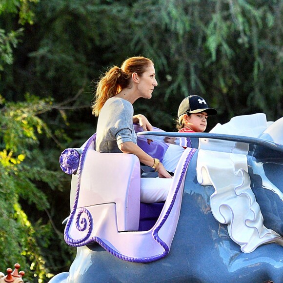Exclusif - Céline Dion et ses jumeaux Nelson et Eddy font des tours de manège au Disneyland d'Anaheim en Californie le 15 octobre 2015.
