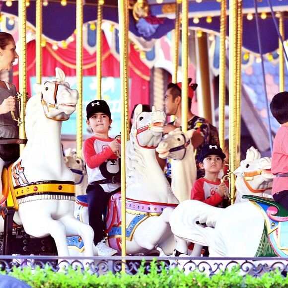 Exclusif - Céline Dion et Nelson et Eddy font des tours de manège au Disneyland d'Anaheim en Californie le 15 octobre 2015.