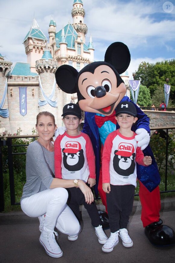Céline Dion s'est rendue à Disneyland d'Anaheim en Californie avec ses jumeaux Nelson et Eddy, le 14 octobre 2015