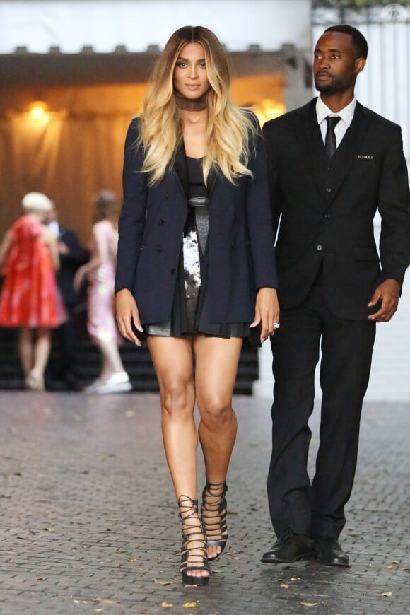 Ciara, enceinte, assiste au défilé des finalistes du 2016 CFDA/Vogue Fashion Fund au Chateau Marmont. Los Angeles, le 26 octobre 2016.