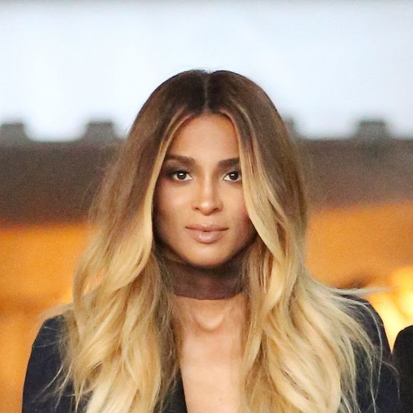 Ciara, enceinte, assiste au défilé des finalistes du 2016 CFDA/Vogue Fashion Fund au Chateau Marmont. Los Angeles, le 26 octobre 2016.